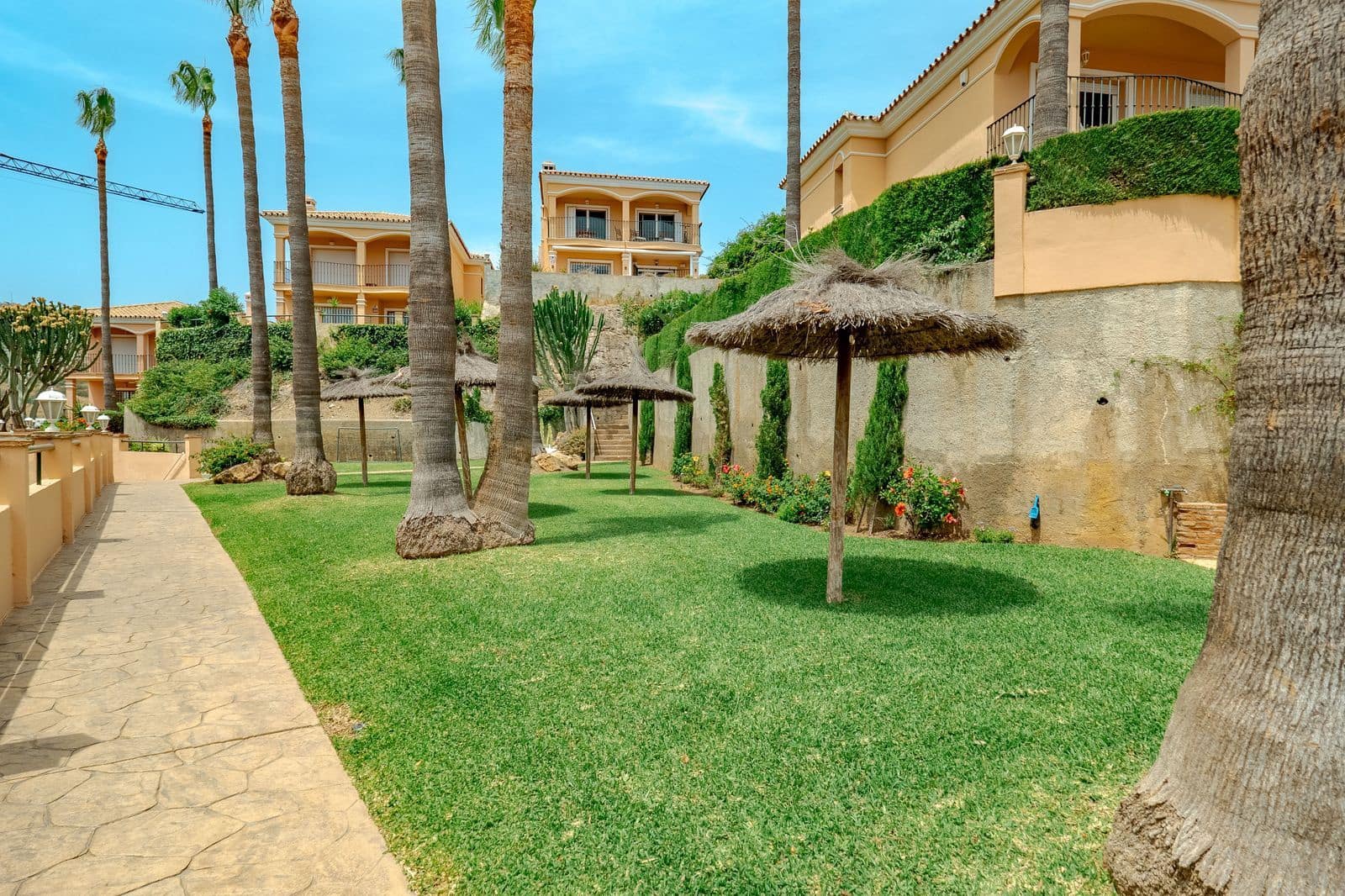 3 makuuhuone Omakotitalo myytävänä paikassa Riviera del Sol mukana uima-altaan 
autotalli - 465 000 € (Ref: 9187688)