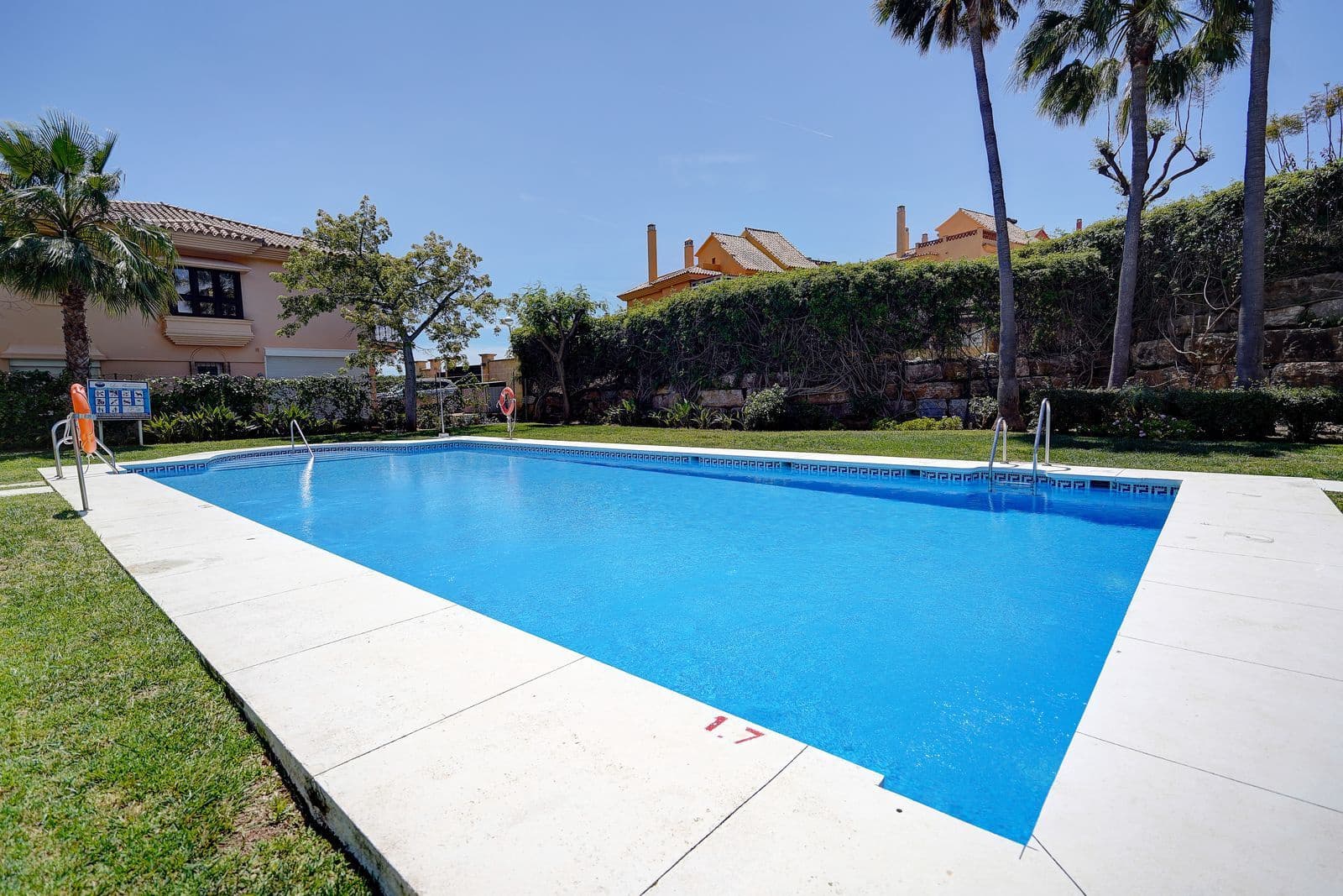 3 soveværelse Semi-Rækkehus til salg i Riviera del Sol med swimmingpool garage - € 499.000 (Ref: 9187699)