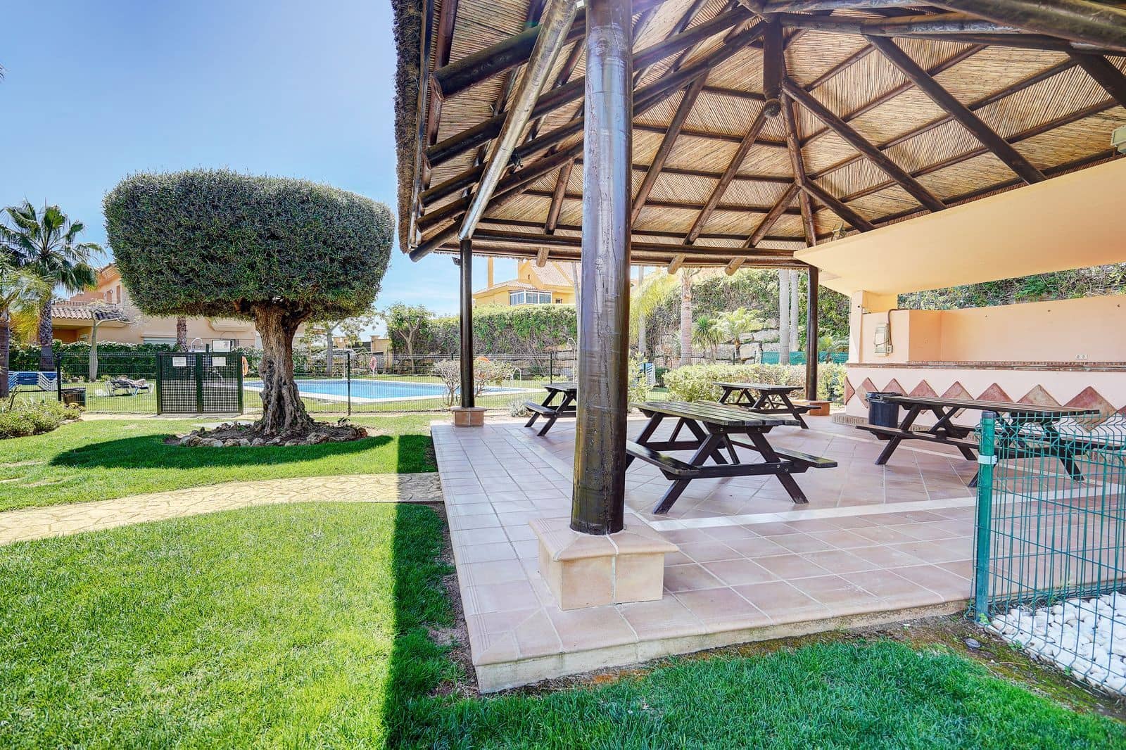 3 soveværelse Semi-Rækkehus til salg i Riviera del Sol med swimmingpool garage - € 499.000 (Ref: 9187699)