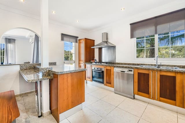 4 sypialnia Willa na sprzedaż w Elviria, Marbella z basenem garażem - 975 000 € (Ref: 9194957)