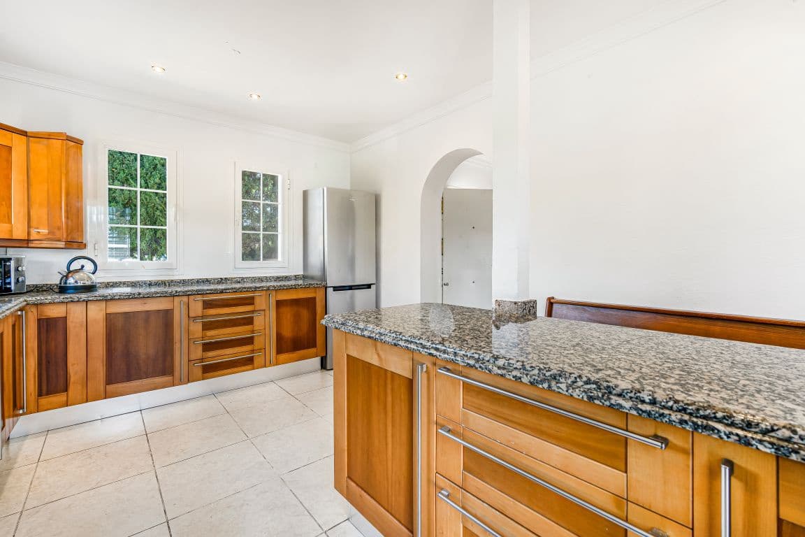 4 sypialnia Willa na sprzedaż w Elviria z basenem garażem - 975 000 € (Ref: 9194957)