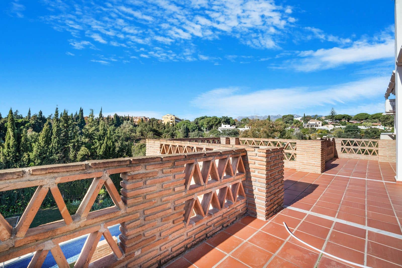 4 sypialnia Willa na sprzedaż w Elviria z basenem garażem - 975 000 € (Ref: 9194957)