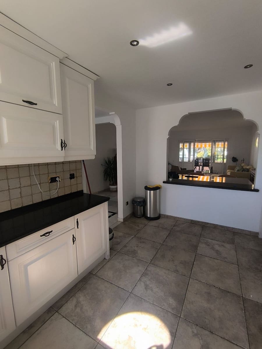 3 bedroom Beach Apartment for sale in Estepona with pool garage - € 690,000 (Ref: 9197218)