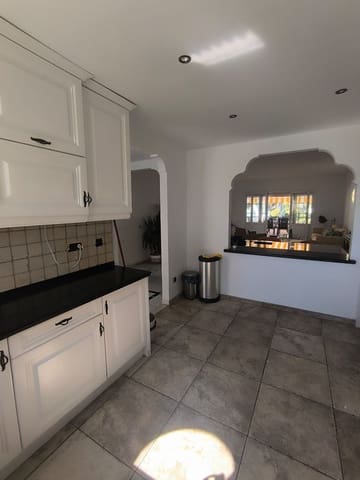 3 bedroom Beach Apartment for sale in Estepona with pool garage - € 690,000 (Ref: 9197218)