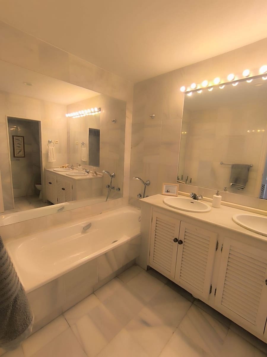 3 bedroom Beach Apartment for sale in Estepona with pool garage - € 690,000 (Ref: 9197218)