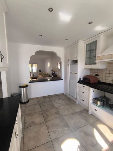 3 bedroom Beach Apartment for sale in Estepona with pool garage - € 690,000 (Ref: 9197218)