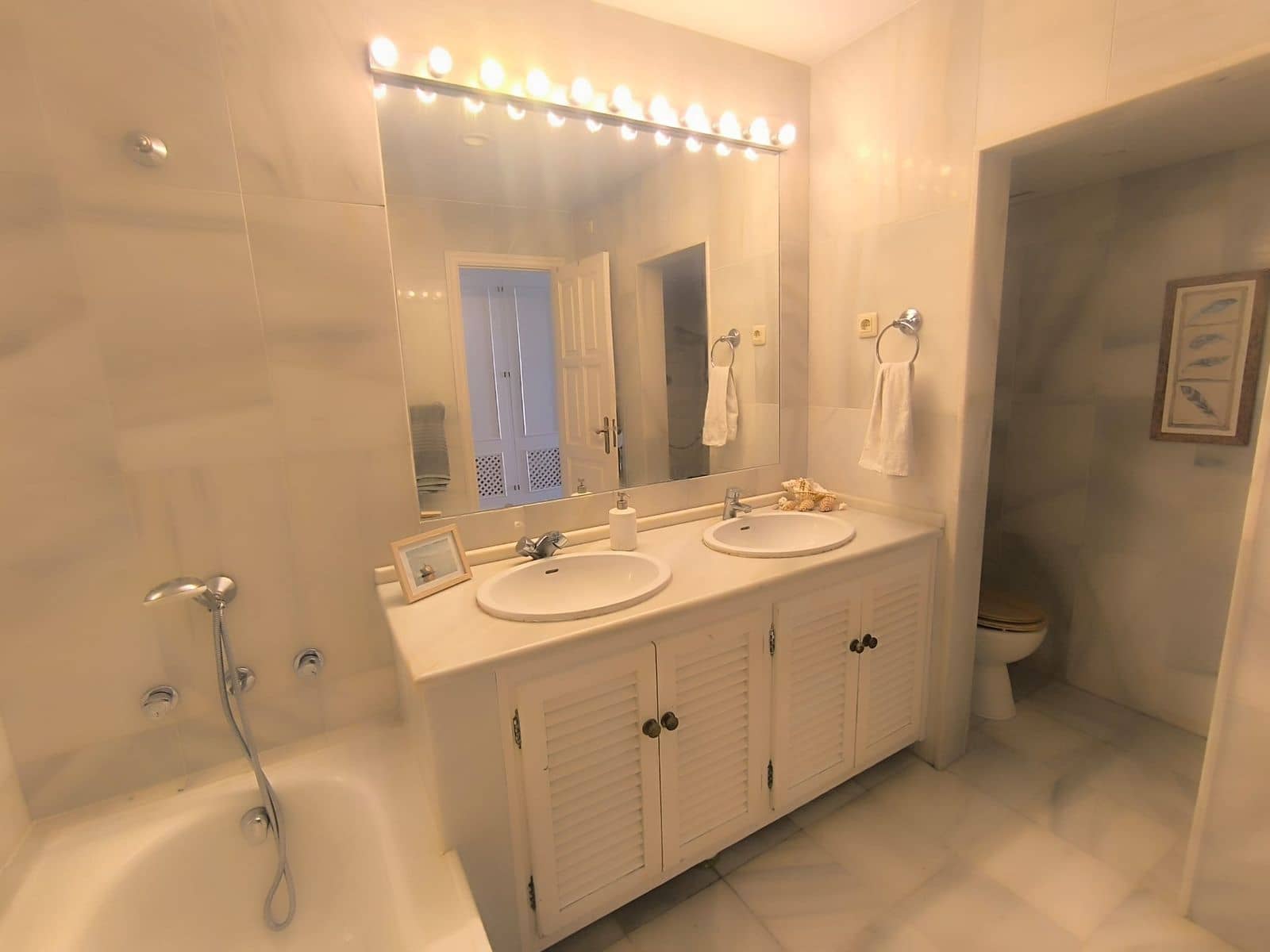 3 bedroom Beach Apartment for sale in Estepona with pool garage - € 690,000 (Ref: 9197218)