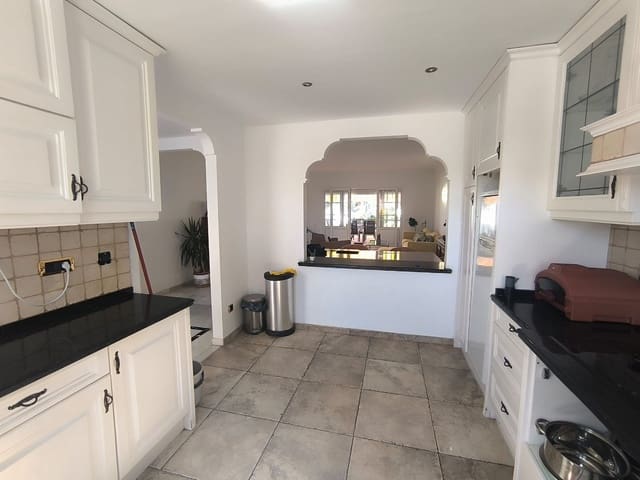 3 bedroom Beach Apartment for sale in Estepona with pool garage - € 690,000 (Ref: 9197218)