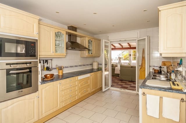 4 sypialnia Willa na sprzedaż w Marbesa, Marbella z basenem garażem - 2 100 000 € (Ref: 9197231)