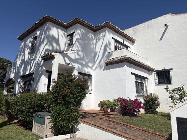 3 soveværelse Semi-Rækkehus til salg i Calahonda, Mijas med swimmingpool garage - € 455.000 (Ref: 9219237)