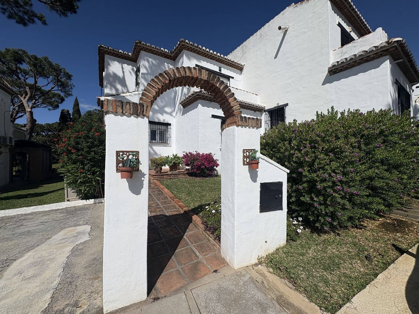 3 soveværelse Semi-Rækkehus til salg i Calahonda med swimmingpool garage - € 455.000 (Ref: 9219237)