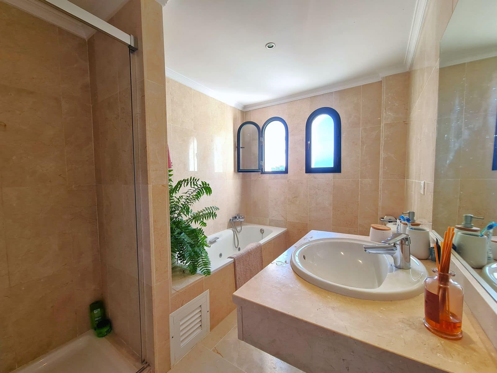 3 soveværelse Semi-Rækkehus til salg i La Duquesa / Puerto de la Duquesa med swimmingpool garage - € 575.000 (Ref: 9219269)