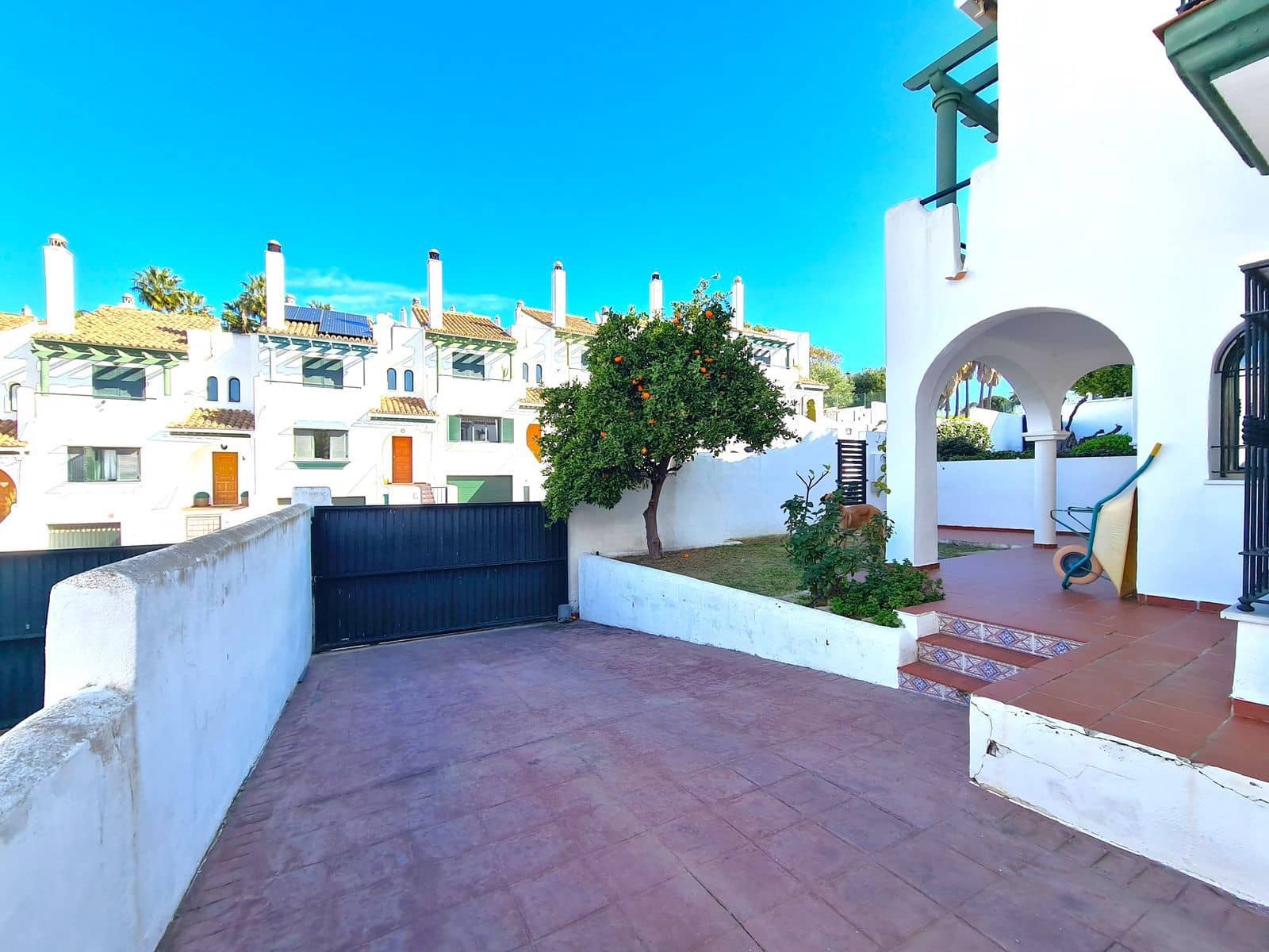 3 soveværelse Semi-Rækkehus til salg i La Duquesa / Puerto de la Duquesa med swimmingpool garage - € 575.000 (Ref: 9219269)