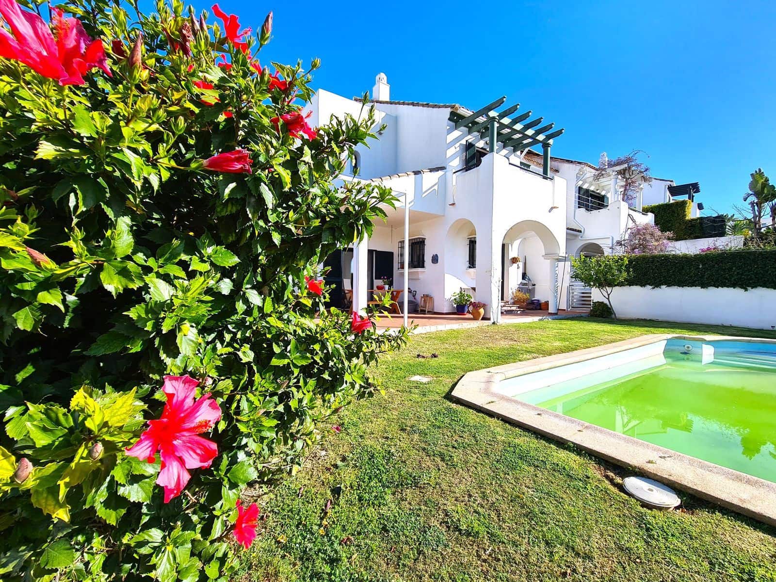 3 soveværelse Semi-Rækkehus til salg i La Duquesa / Puerto de la Duquesa med swimmingpool garage - € 575.000 (Ref: 9219269)