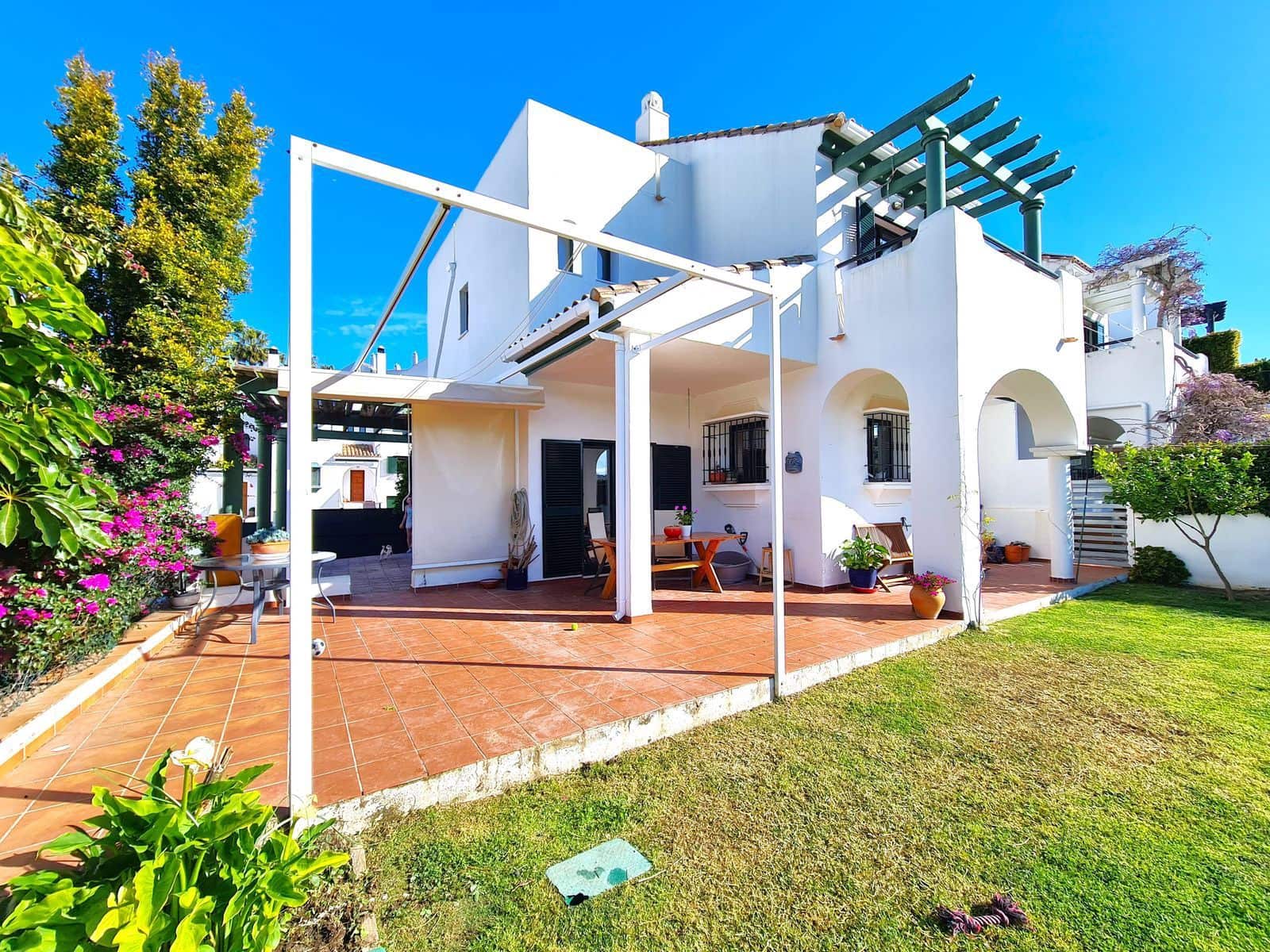 3 soveværelse Semi-Rækkehus til salg i La Duquesa / Puerto de la Duquesa med swimmingpool garage - € 575.000 (Ref: 9219269)