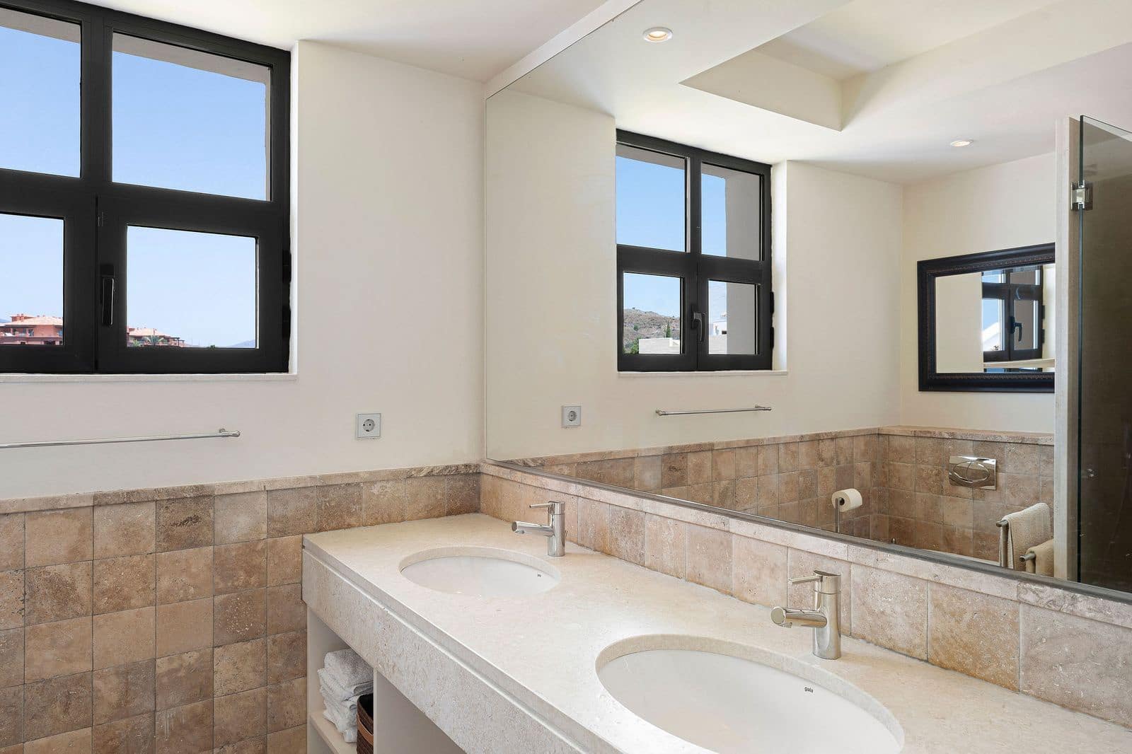 2 soveværelse Lejlighed til salg i Los Flamingos med swimmingpool garage - € 755.000 (Ref: 9227830)