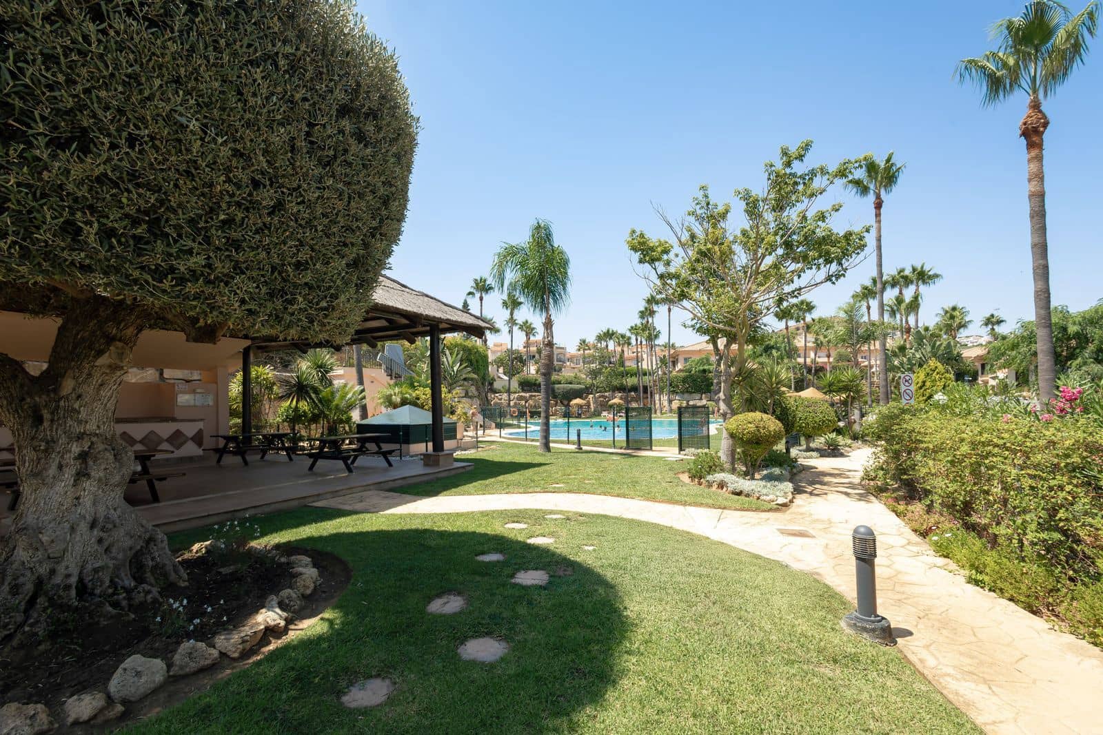 3 soveværelse Semi-Rækkehus til salg i Riviera del Sol med swimmingpool garage - € 520.000 (Ref: 9279584)