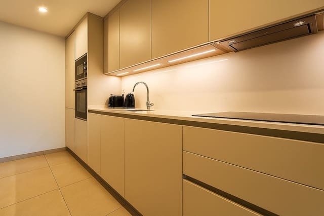 3 makuuhuone Ranta-asunto myytävänä paikassa Elviria, Marbella mukana uima-altaan 
autotalli - 775 000 € (Ref: 9279604)