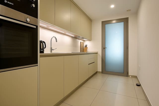 3 makuuhuone Ranta-asunto myytävänä paikassa Elviria, Marbella mukana uima-altaan 
autotalli - 775 000 € (Ref: 9279604)