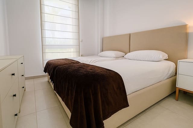 3 makuuhuone Ranta-asunto myytävänä paikassa Elviria, Marbella mukana uima-altaan 
autotalli - 775 000 € (Ref: 9279604)