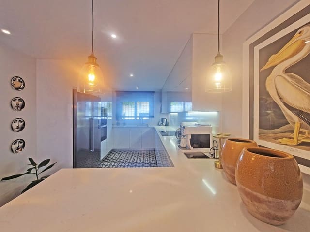 4 sypialnia Dom na sprzedaż w Calahonda, Mijas z basenem garażem - 675 000 € (Ref: 9293721)