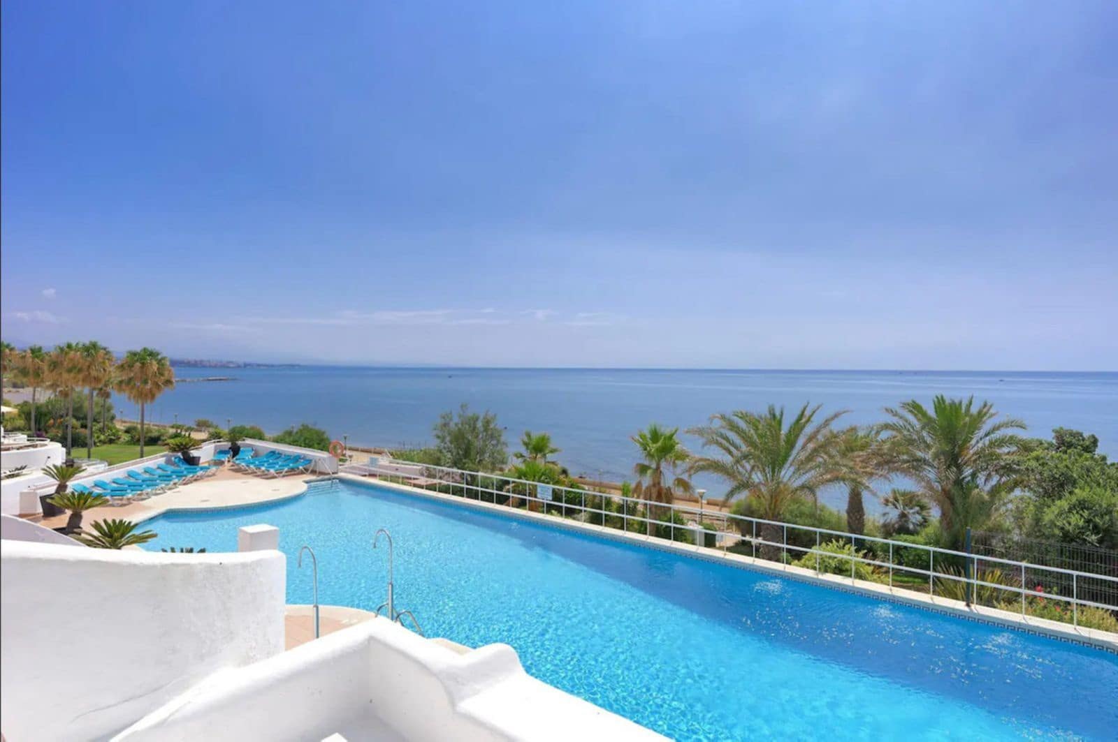 2 bedroom Beach Apartment for sale in Estepona with pool garage - € 575,000 (Ref: 9294963)