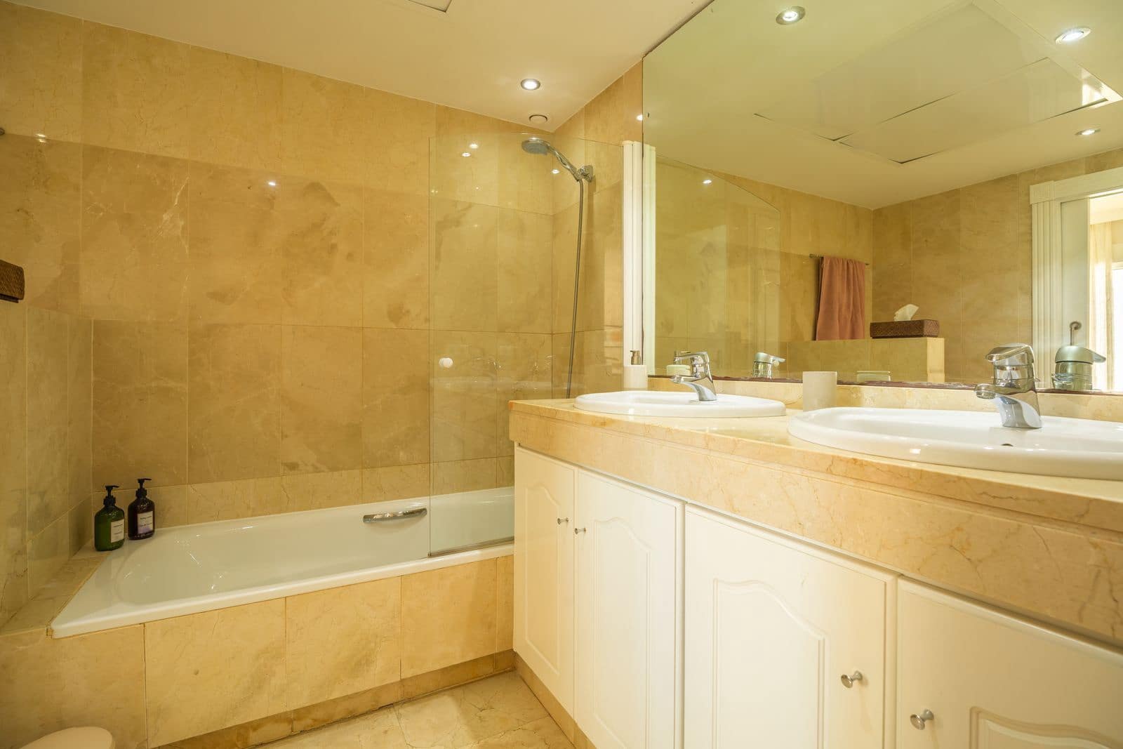 2 bedroom Beach Apartment for sale in Estepona with pool garage - € 575,000 (Ref: 9294963)