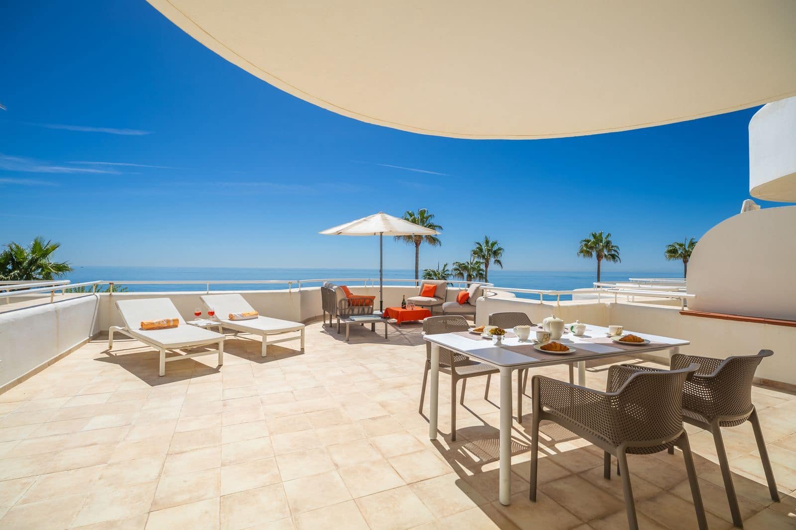 2 bedroom Beach Apartment for sale in Estepona with pool garage - € 575,000 (Ref: 9294963)