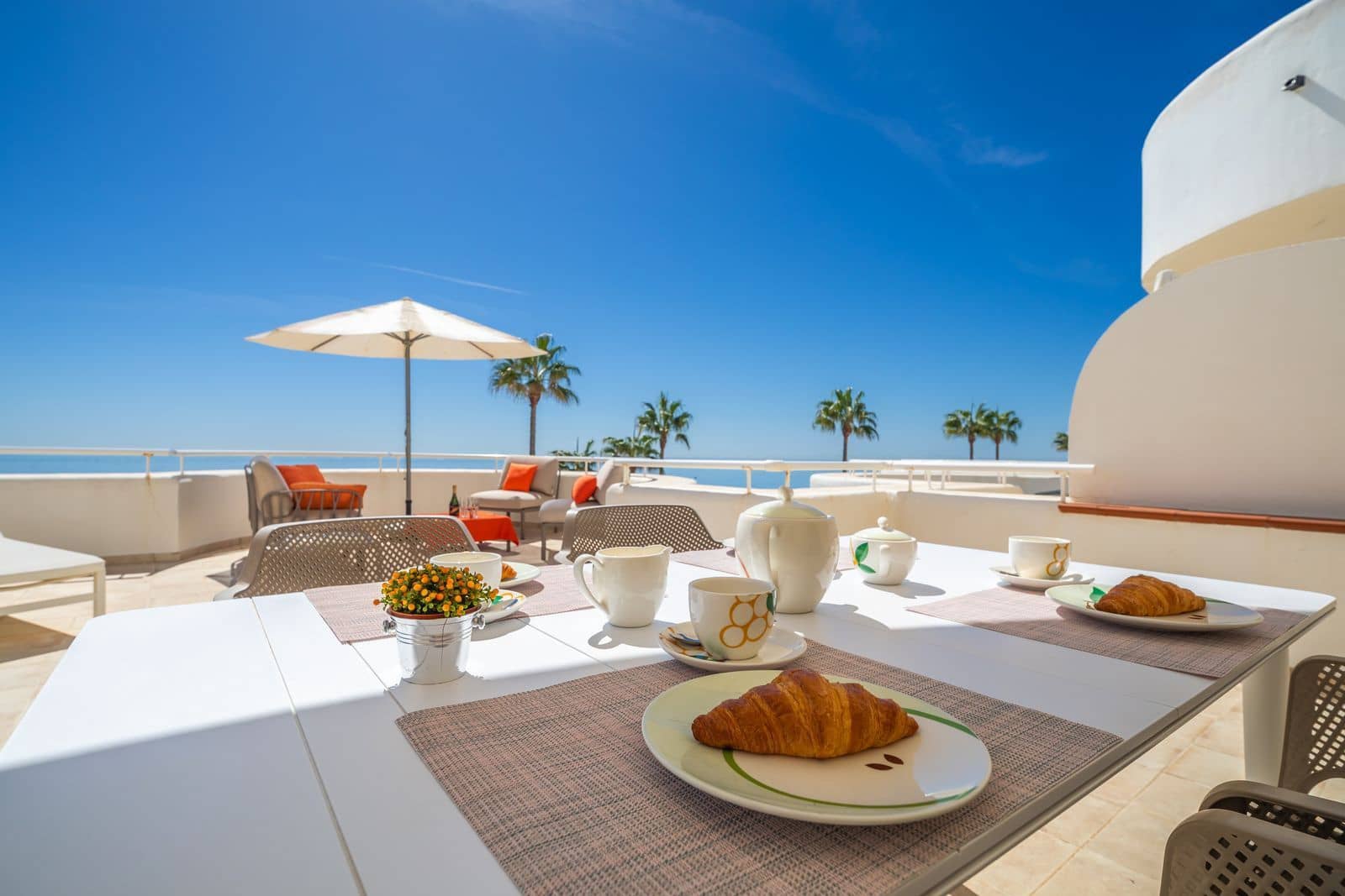 2 bedroom Beach Apartment for sale in Estepona with pool garage - € 575,000 (Ref: 9294963)