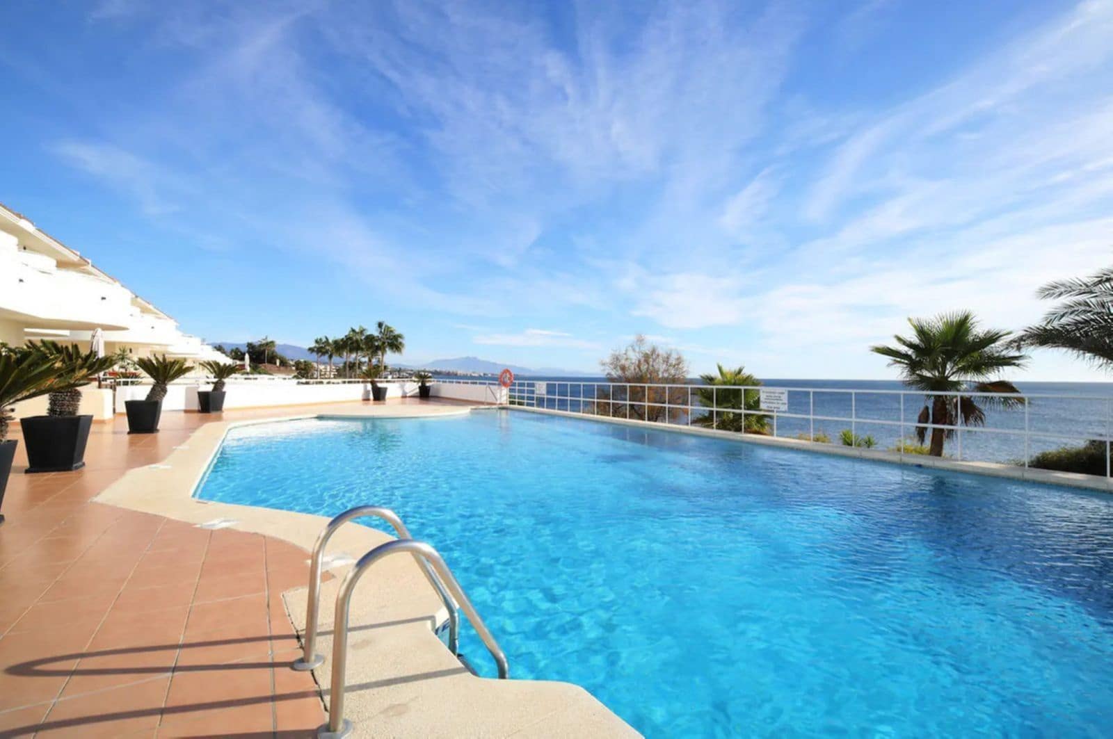 2 bedroom Beach Apartment for sale in Estepona with pool garage - € 575,000 (Ref: 9294963)