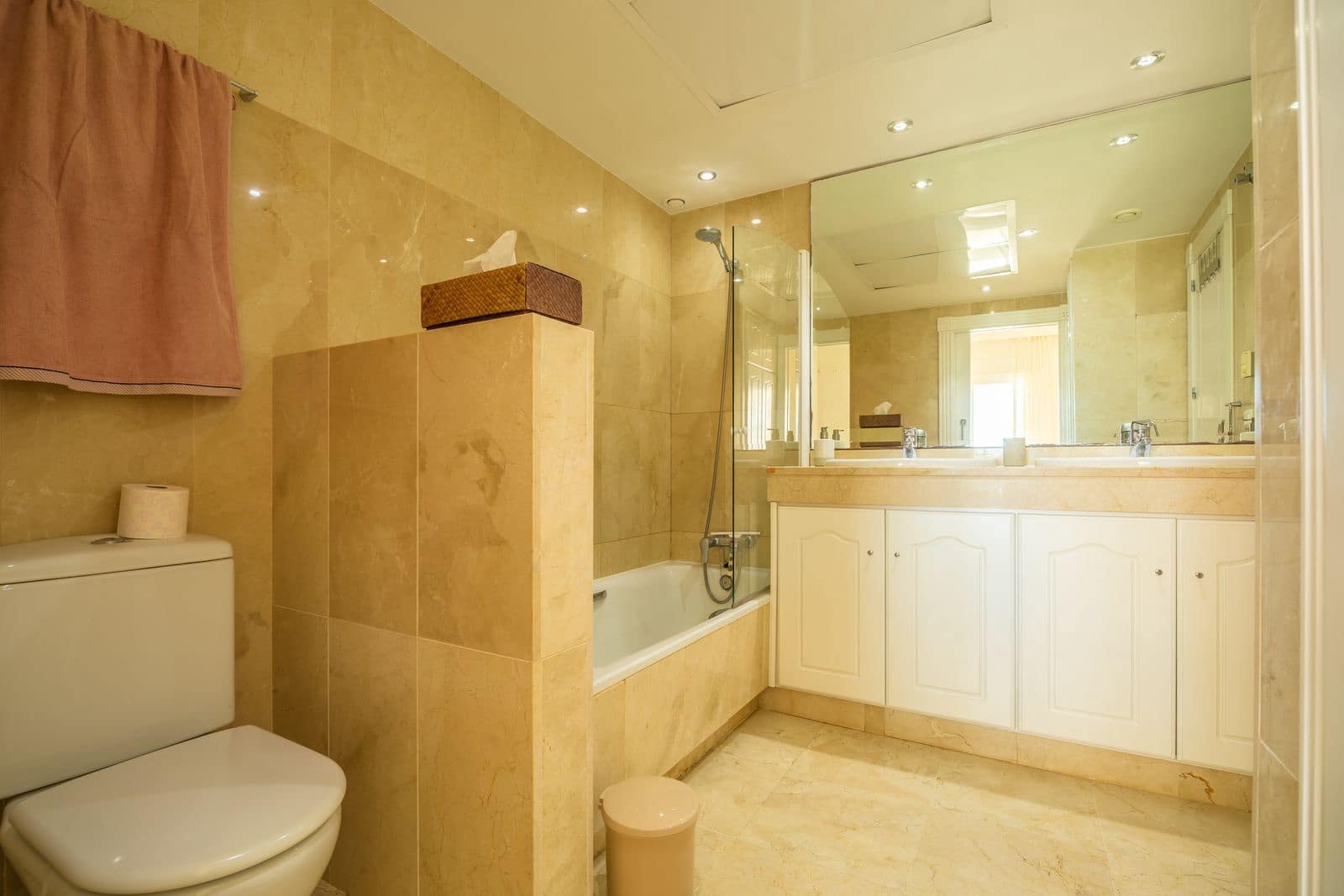 2 bedroom Beach Apartment for sale in Estepona with pool garage - € 575,000 (Ref: 9294963)