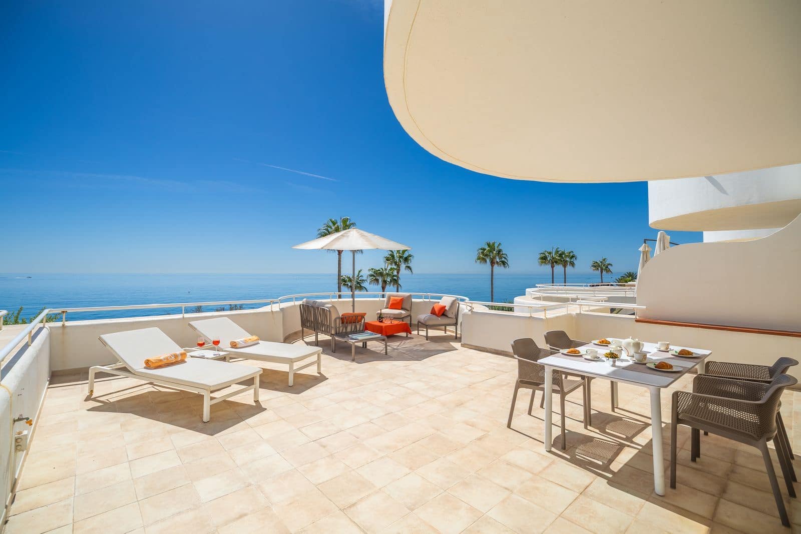 2 bedroom Beach Apartment for sale in Estepona with pool garage - € 575,000 (Ref: 9294963)