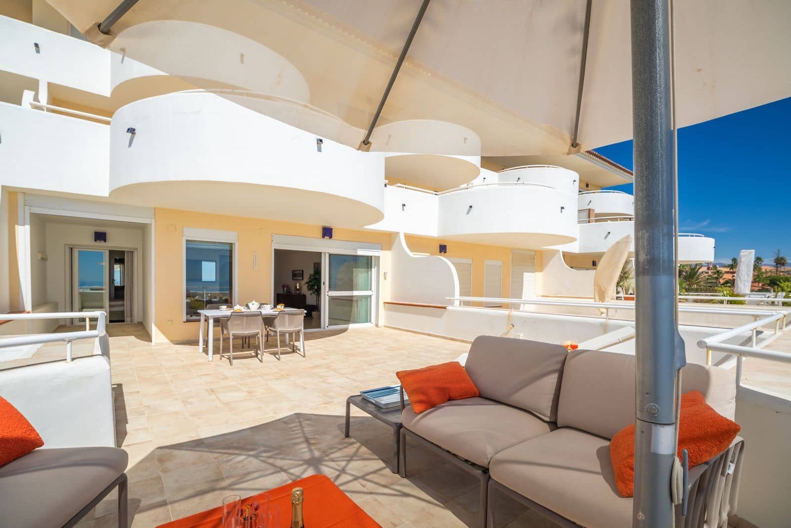 2 bedroom Beach Apartment for sale in Estepona with pool garage - € 575,000 (Ref: 9294963)