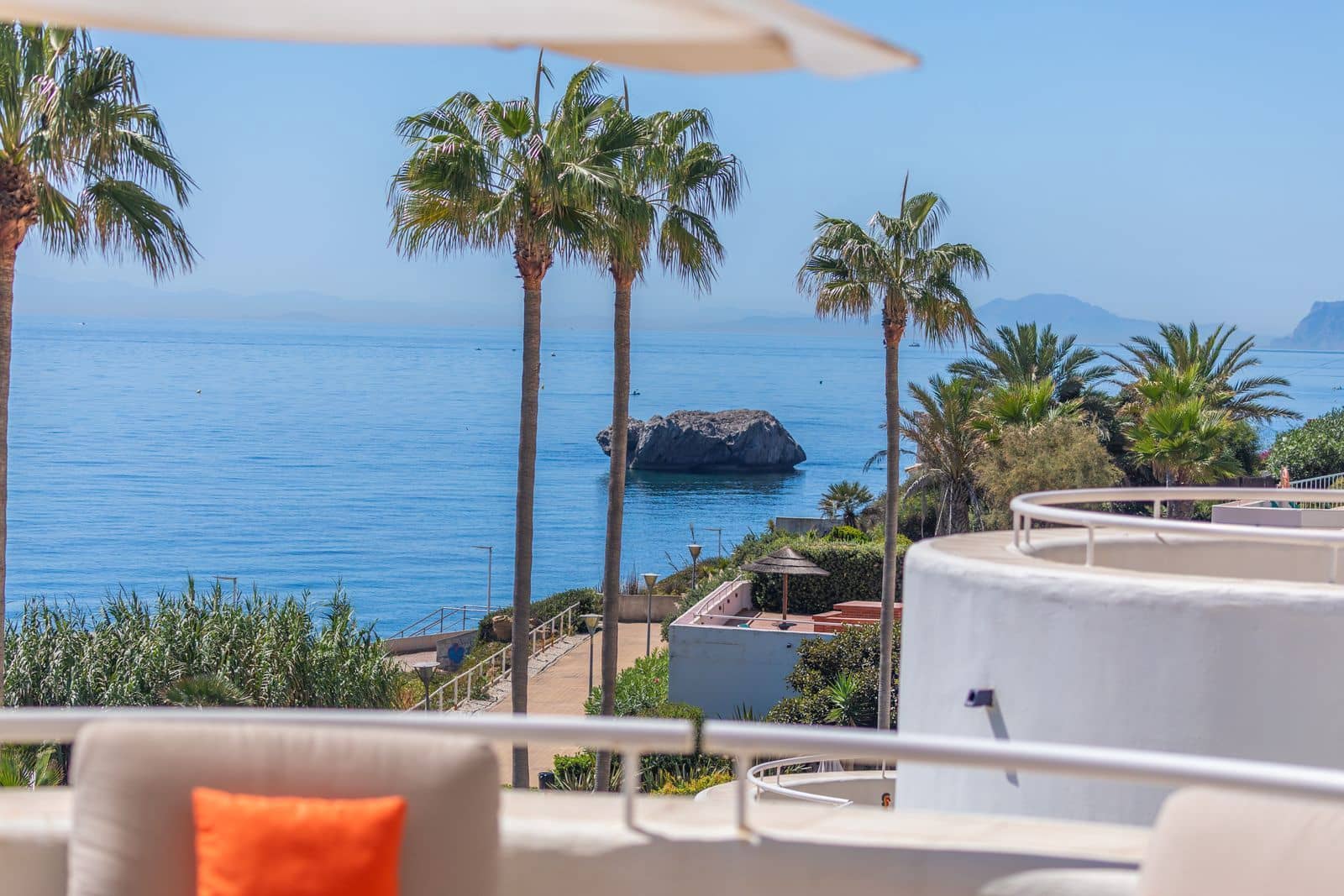 2 bedroom Beach Apartment for sale in Estepona with pool garage - € 575,000 (Ref: 9294963)