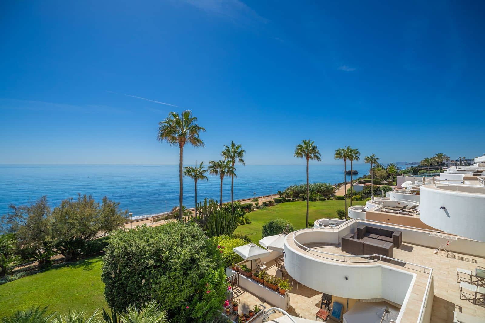 2 bedroom Beach Apartment for sale in Estepona with pool garage - € 575,000 (Ref: 9294963)