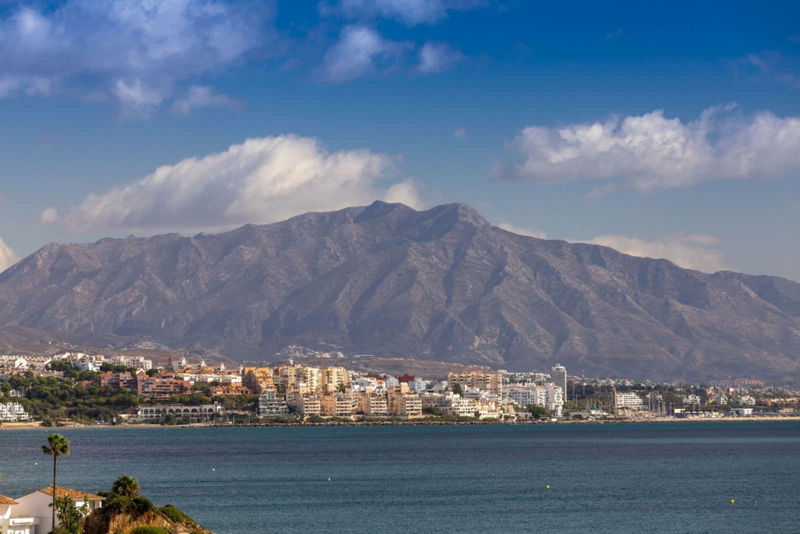 2 bedroom Beach Apartment for sale in Estepona with pool garage - € 575,000 (Ref: 9294963)