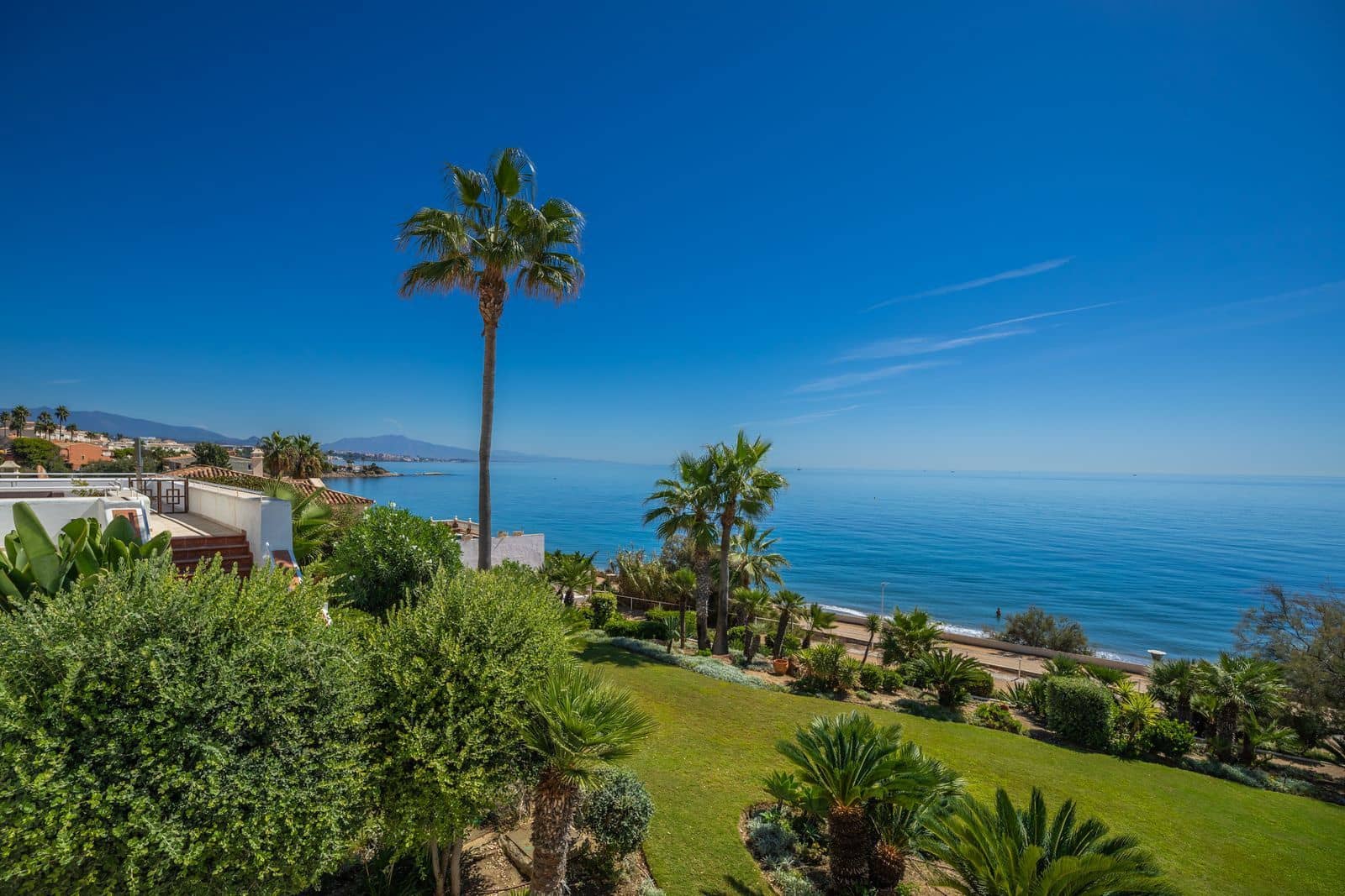 2 bedroom Beach Apartment for sale in Estepona with pool garage - € 575,000 (Ref: 9294963)