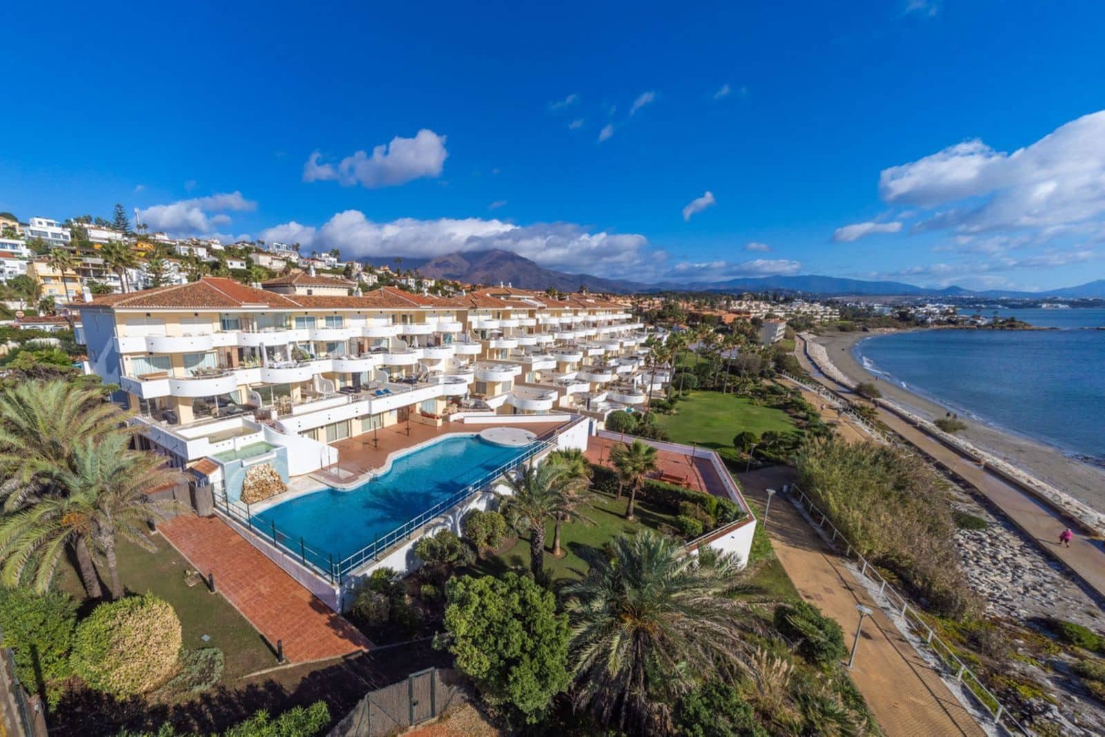 2 bedroom Beach Apartment for sale in Estepona with pool garage - € 575,000 (Ref: 9294963)