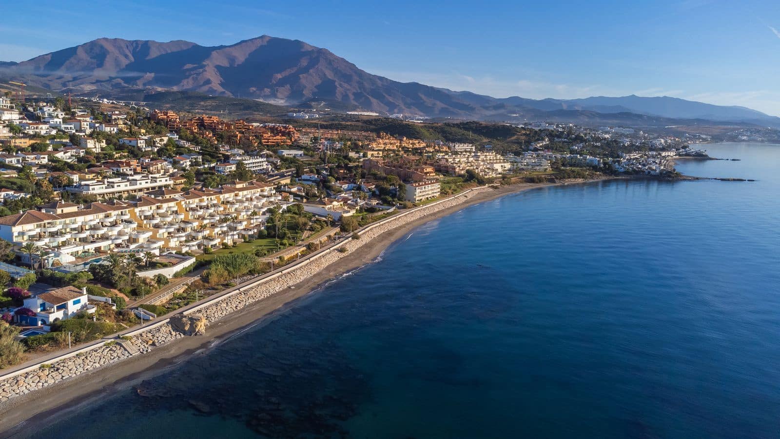 2 bedroom Beach Apartment for sale in Estepona with pool garage - € 575,000 (Ref: 9294963)