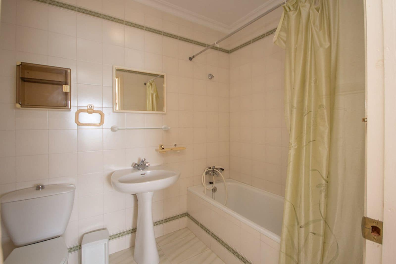 4 soverom Villa til salgs i Estepona med svømmebasseng garasje - € 790 000 (Ref: 9301938)