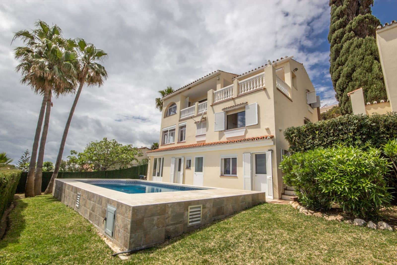 4 soverom Villa til salgs i Estepona med svømmebasseng garasje - € 790 000 (Ref: 9301938)