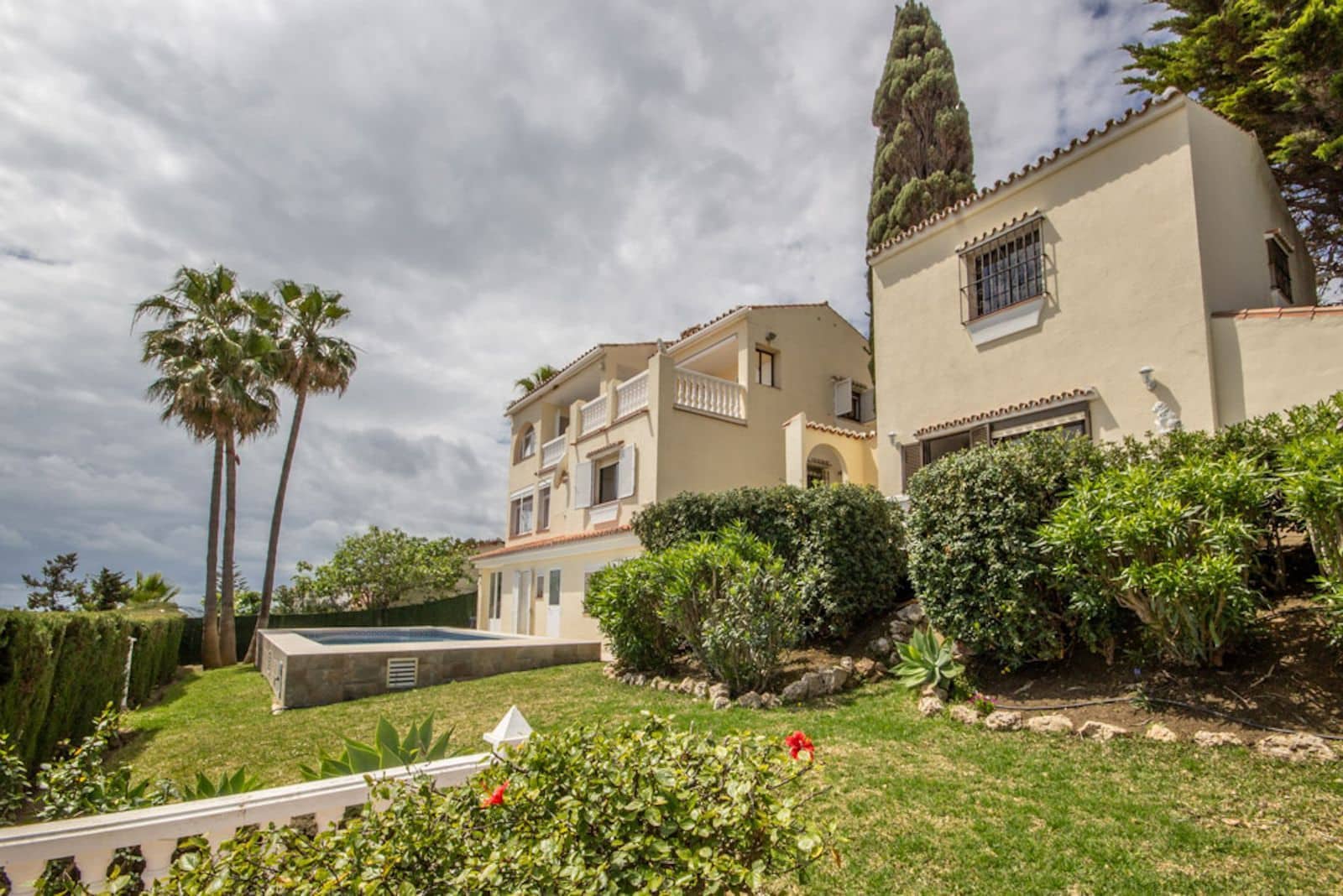 4 soverom Villa til salgs i Estepona med svømmebasseng garasje - € 790 000 (Ref: 9301938)