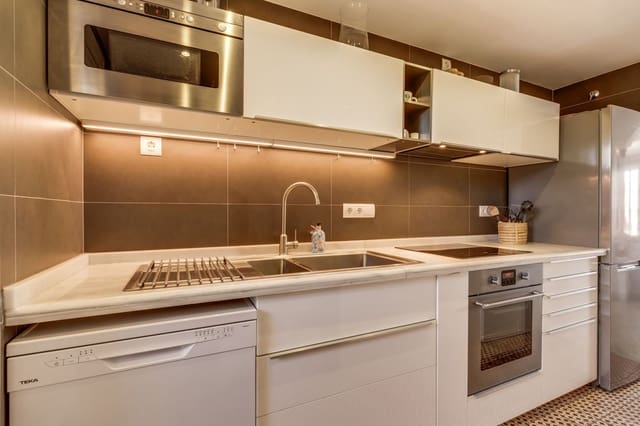 2 sypialnia Penthouse na sprzedaż w Nueva Andalucia, Marbella z basenem garażem - 560 000 € (Ref: 9306972)