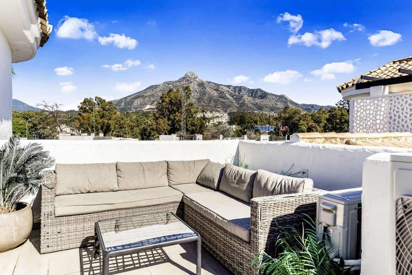 3 quarto Penthouse para venda em Nueva Andalucia com piscina garagem - 540 000 € (Ref: 9307148)