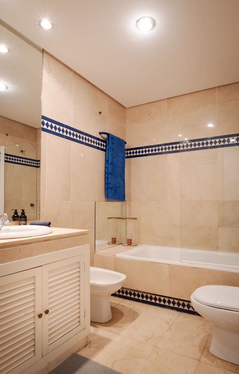 2 makuuhuone Ranta-asunto myytävänä paikassa San Pedro de Alcantara mukana uima-altaan 
autotalli - 695 000 € (Ref: 9314574)