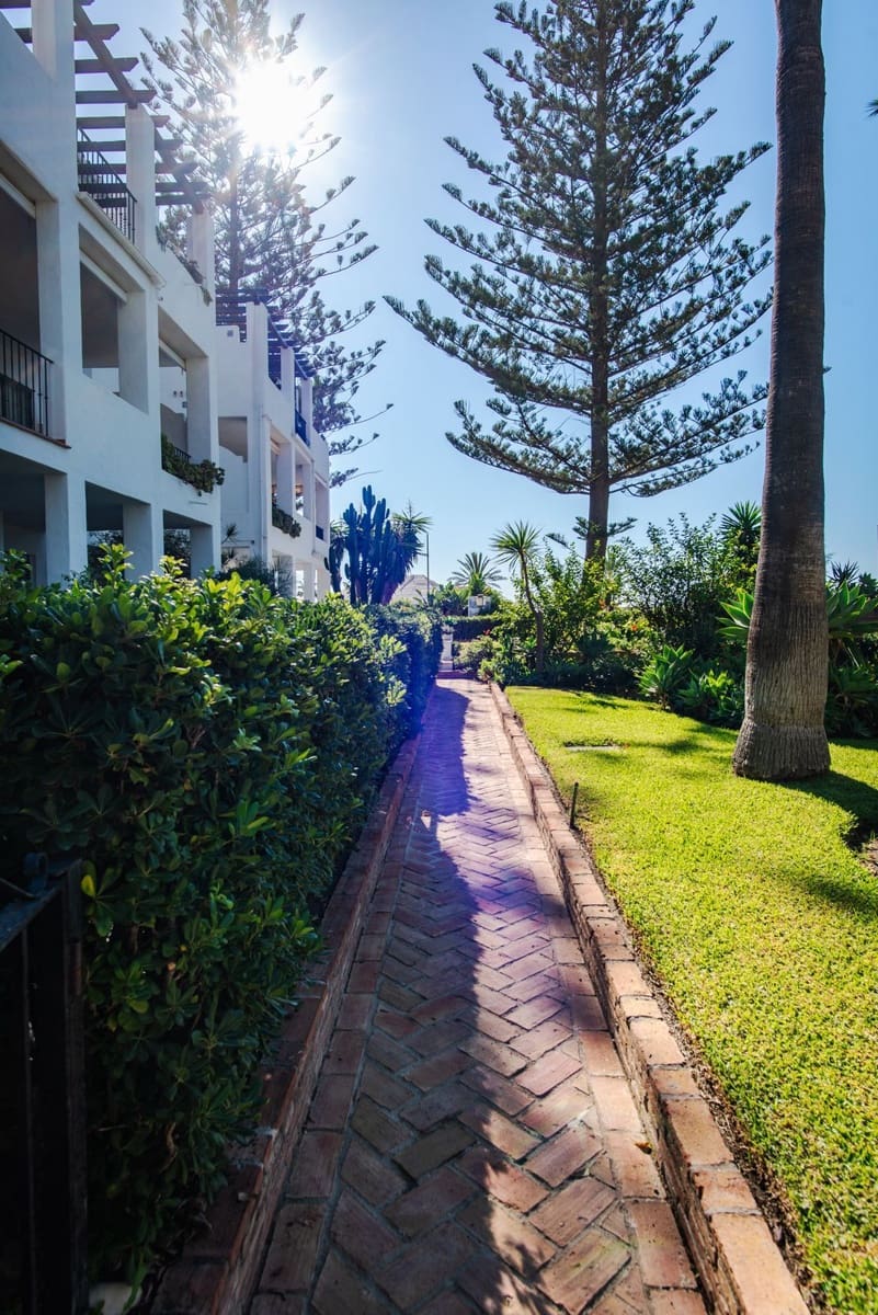 2 makuuhuone Ranta-asunto myytävänä paikassa San Pedro de Alcantara mukana uima-altaan 
autotalli - 695 000 € (Ref: 9314574)