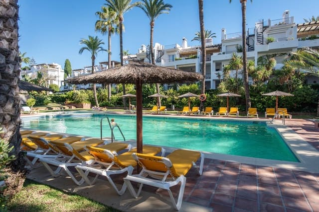 2 makuuhuone Ranta-asunto myytävänä paikassa San Pedro de Alcantara, Marbella mukana uima-altaan 
autotalli - 695 000 € (Ref: 9314574)