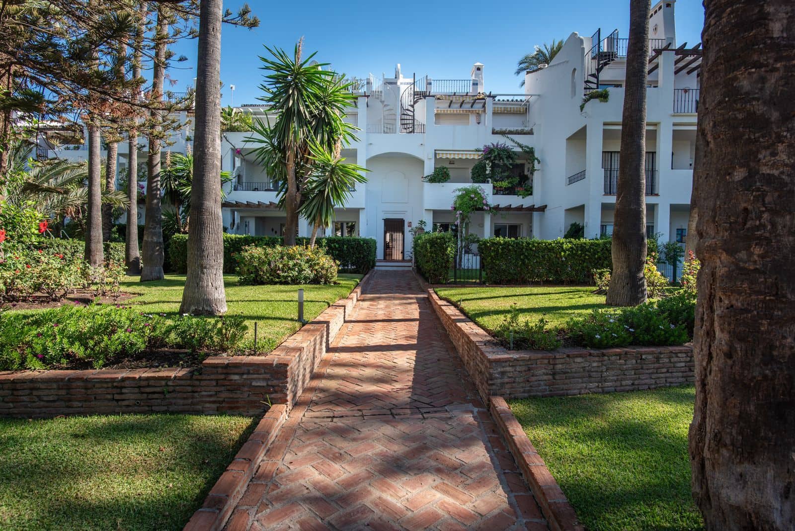 2 makuuhuone Ranta-asunto myytävänä paikassa San Pedro de Alcantara mukana uima-altaan 
autotalli - 695 000 € (Ref: 9314574)