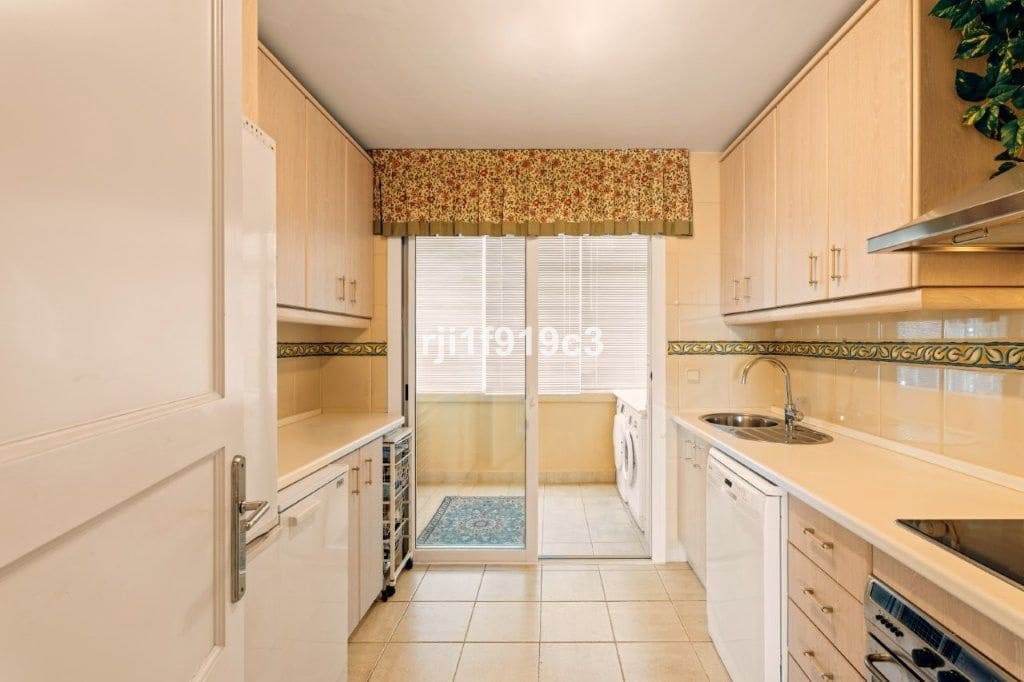 3 sypialnia Apartament na sprzedaż w Elviria z basenem garażem - 650 000 € (Ref: 9325424)