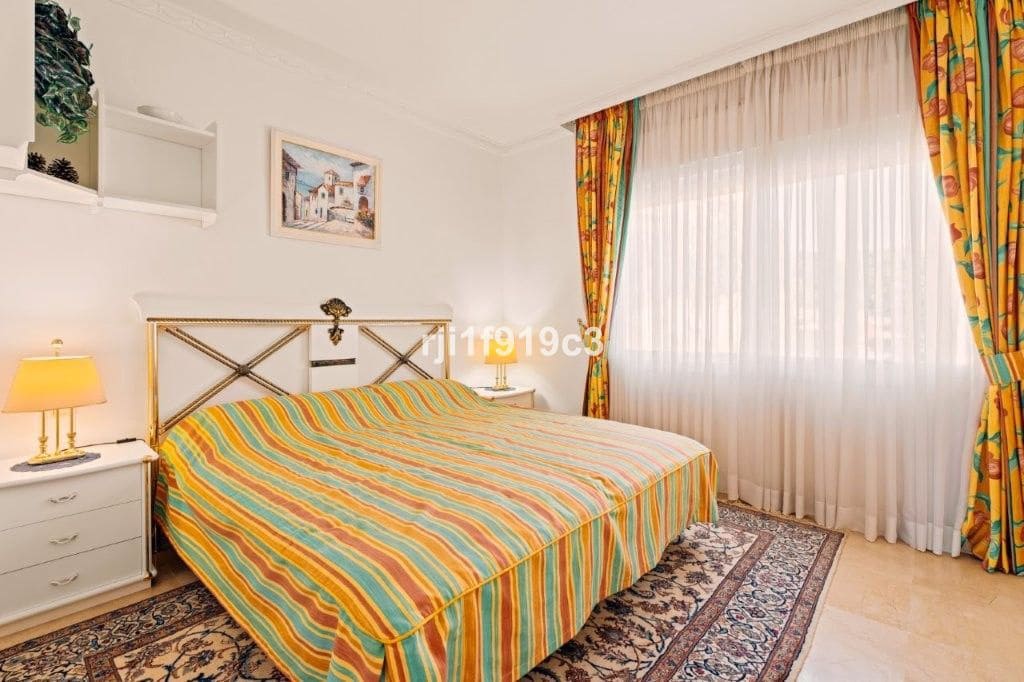 3 sypialnia Apartament na sprzedaż w Elviria z basenem garażem - 650 000 € (Ref: 9325424)